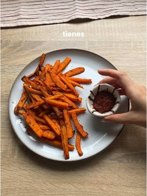 A post by @myrealfood on TikTok caption: Sígueme para más consejos y recetas fáciles ✨🥕Cortamos las zanahorias y especiamos con ajo en polvo, comino, pimentón, sal y un chorrito de aceite 🔥 20min a 200° y listas 👌 #Receta #saludable #zanahoria #nutricion 