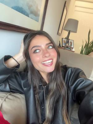 A post by @anitabetanz on TikTok caption: El mundo moviéndose 🙂‍↔️🕺🏻