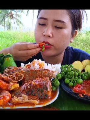 A post by @mukbang.rendom on TikTok caption: Asam Pedas Tongkol,Udang Jamur Enoki,Lalapan mentah ‼️(Yt: Aikke tinhaa)#mukbangeatingshow #asampedas #Udang #lalapanmentah #asmrsounds #suasanapedesaan #foodtiktok #mukbangvideo 