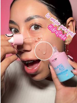 A post by @pinkupcosmetics on TikTok caption: HYDRATION LEVEL: EXPERT! 💧🏆 ✅ Retiene la humedad. 👊🏼 Combate los radicales libres. 👵🏼 Adiós al envejecimiento prematuro. ✨ ¡Piel más saludable lista para un makeup que dura todo el día! ✨ #PinkUp #SkinCare #SueroDeAcidoHialuronico #GlowSkin #CuidadoDeLaPiel #tiktok 