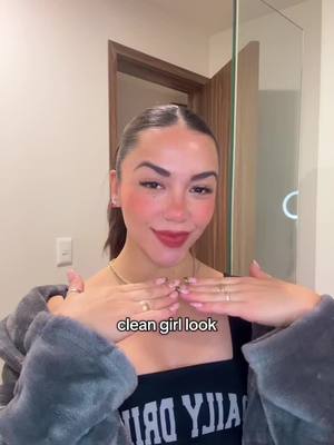 A post by @paleyvaa on TikTok caption: hola girlieeeeeessssssss 💓👄✨ ig : @paleyvaa 