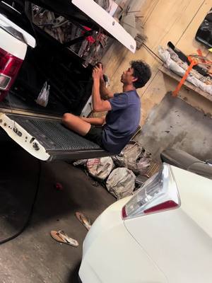 A post by @sakhang105 on TikTok caption: #ជាងឡានស្បែកខ្មៅ👨🏽‍🔧 #ford #មានបញ្ហាខ្លុបក្រោយអាចទំនាក់ទំនងបាន#📞tiktok 0963158007