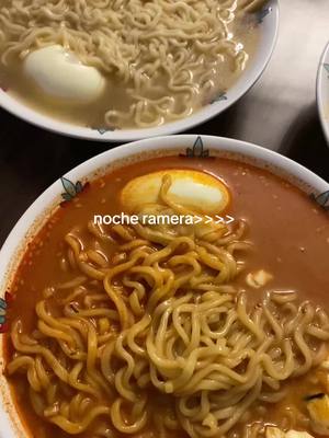 A post by @poopymia_ on TikTok caption: noche ramera con tus amigas>>>> #ramen #buldak #nocheramera #comida #Foodie #bff 