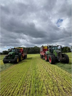 A post by @lisaa.koester on TikTok caption: Welches wär dein Gespann?🤙🏽 #fendt #johndeere #lohnerin #ernte #sommer #fyp #fy #viral #landwirtschaft #agriculture #claas #pöttinger #girl #farming 