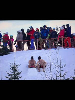 A post by @fregepaul on TikTok caption: Hahnenkammrennen 2025 wir waren dabei. @AdiTotoro #hahnenkammrennen2025 #hkr #streif #fregepaul #skitok #stream #kitzbühel #schneestuhl #fernsehen