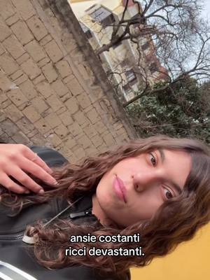 A post by @mariaa_panico on TikTok caption: #viral_video #perte #fyp #capelliricci #andiamoneiperte #ansia 