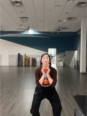 A post by @garancetrl on TikTok caption: Morning routine du moment 🏋️‍♀️🍓🥰 #gym #morningroutine 