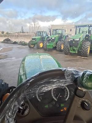 A post by @agricolanoroeste on TikTok caption: #agricolanoroeste #johndeere #tractoresdeocasion 