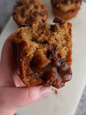 A post by @on_est_gourmands on TikTok caption: Muffins caramel et beurre noisette  Pour 12 Muffins  3 œufs  80g de sucre  150g de beurre  1càc de vanille  150g de lait 270g de farine  1 pincée de sel  8g de levure chimique  200g de caramel à température ambiante. Faire un beurre noisette, laisser refroidir puis fouetter le. Ajouter le sucre puis les œufs un par un. Ajouter la vanille et le lait. Ajouter la farine, le sel et la levure chimique. Cuisson 20 à 25min à 170ºC selon la taille de vos moules. 🇬🇧 Caramel and hazelnut butter muffins For 12 muffins 3 eggs 80g sugar 150g butter 1 tsp vanilla 150g milk 270g flour 1 pinch of salt 8g baking powder 200g caramel at room temperature. Make a hazelnut butter, let cool then whisk it. Add the sugar then the eggs one by one. Add the vanilla and milk. Add the flour, salt and baking powder. Cook for 20 to 25 minutes at 170ºC depending on the size of your molds.