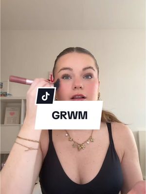 A post by @luna.lams on TikTok caption: GRWM// gelukkig is het donker in de cinemazaal 👀🕺🏻 #fyp #grwm #makeup 