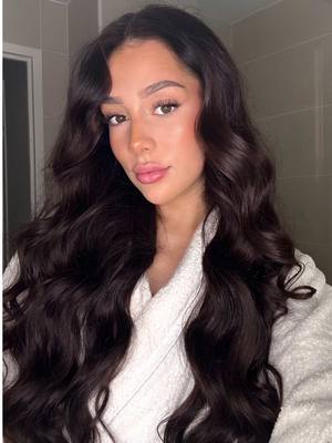 A post by @helena.bu1 on TikTok caption: Wavy hair tutorial 🤍 #hair #hairstyle #hairtutorials 