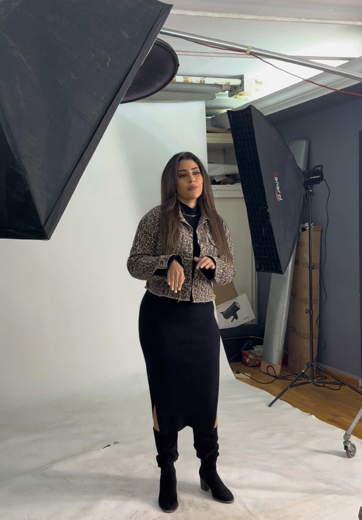 A post by @aytenamer on TikTok caption: #حبيبي_لو_زعلان البحر هناك مليان 😉 #ايتن_عامر #ايتن #aytenamer #ayten3amer @