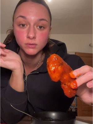 A post by @vaneschko_ on TikTok caption: Rezept für die veganen Chicken Wings Gochujang gibt‘s in vegan und damit es vegan bleibt nehmt Ahorn- oder Dattelsirup und keinen Honig❤️