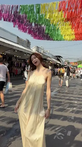 A post by @leonachang on TikTok caption: 差十一歲的妹妹，她對我的愛有點濃烈。
