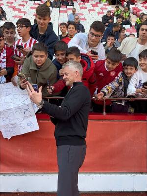 A post by @beinsportstr on TikTok caption: ⚫️⚪️ Ole Gunnar Solskjaer, Beşiktaş’ın başındaki ilk #TrendyolSüperLig maçı öncesi minik taraftarları kırmadı! #ANTvBJK #beINSPORTS