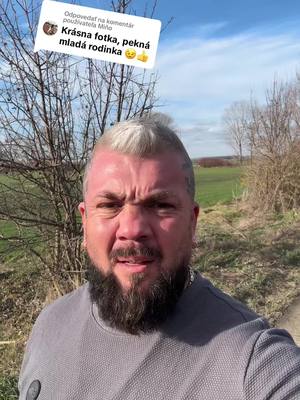 A post by @johnnymurcin1 on TikTok caption: Odpoveď používateľovi @Miňo Bolí ma to že im vtedy nemohol dať viac …😌#fyp #foryou 