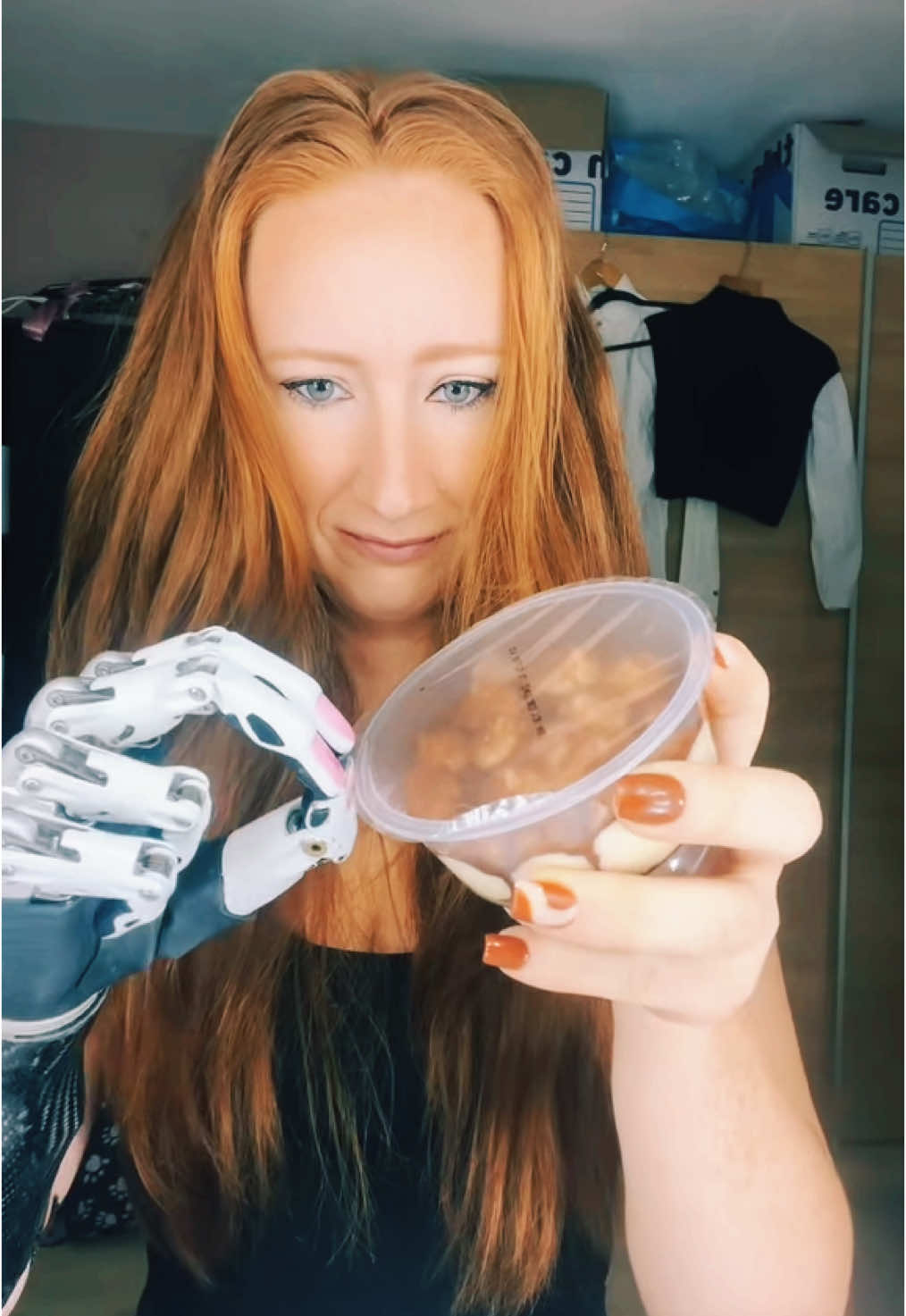 A post by @bionic_pippi on TikTok caption: You can do it ❤️ #strong #keeptrying #amputee #dutch #olaf #nl #redhair 