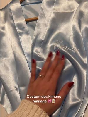 A post by @lolachristien on TikTok caption: On valide les kimono personnalisés ? 😍 je vais les mettre cette semaine sur la boutique je pense 🫶🏼👰🏼‍♀️#kimono #mariage💍 #mariage #demandeenmariage #futuremariee #mariee #demoiselledhonneur #pinterest 