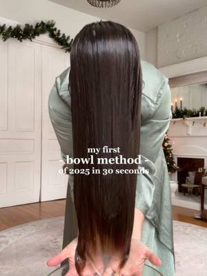 A post by @sophiemariegraf on TikTok caption: if only it was actually this fast 😅 #bowlmethod #wavyhairroutine #2ahair #2bhair #wavyhairtips 