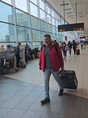 A post by @franciscoyebrias on TikTok caption: Amo viajar 🫠✈️ #quijote #julioiglesias #foryou #parati #men #paratiiiiiiiiiiiiiiiiiiiiiiiiiiiiiii #aeropuerto #travel #foryoupage #romanticosparadedicar #clasicosdelrecuerdo #romanticos #carlitagonzalesm 