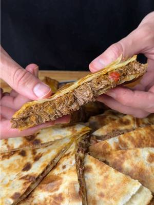 A post by @lasrecetasdesimon on TikTok caption: CARNE Y QUESO: una de las mejores combinaciones que existen 😉 • Hoy tenía ganas de cenar algo distinto así que me fui al súper a ver si me inspiraba para crear un plato nuevo. Compré lo que ven en el video y salió un platazo 💪🏻 • 𝕀𝕟𝕘𝕣𝕖𝕕𝕚𝕖𝕟𝕥𝕖𝕤: • 1kg de Carne 🥩 (yo usé palomita, pero puede ser cualquiera más bien económica!) • 1 Cebolla 🧅  • 1 Morron Rojo 🫑  • 2 Tallos de Apio • 1 Diente de Ajo 🧄  • 2 Hojas de Laurel 🌿  • Vino tinto, Salsa Inglesa y Puré de Tomate 🍅  • 4 Rapiditas XXL 🌾  • Queso muzzarella • Y lo acompañé con unas buenas papas al horno para terminar esta cena que es un diez 👍🏻 • #carne #queso #cheese 