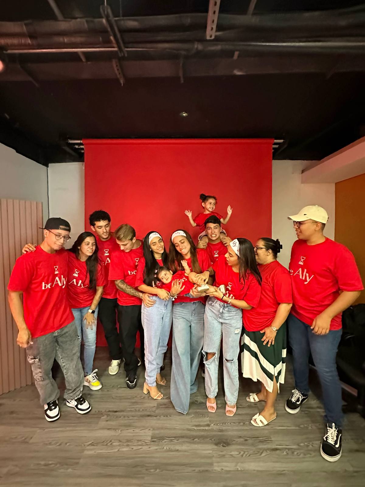 A post by @euumirellasantos on TikTok caption: Hoje é o lançamento de um sonho e eles estão sempre comigo! 🥹♥️⏳✨