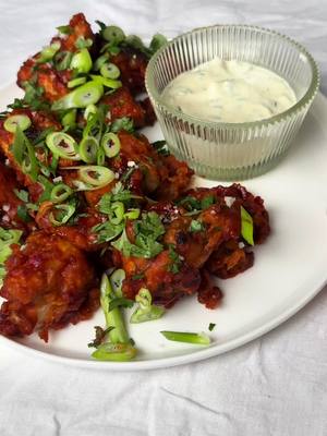 A post by @louloukitchen_ on TikTok caption: WINGS DE CHOU FLEUR une dinguerie  Ingrédients :  Un chou fleur  1 verre de lait  1 verre et demi de maïzena  1 demi verre de chapelure  1 cas de paprika , d’ail semoule et de sel  Sauce : mélangez du ketchup avec un peu de sauce srirasha, de piment et sauce soja sucrée ( je fais à l’œil) mais il faut mettre plus de ketchup que le reste Sauce blanche : 3 cas de fromage blanc, ciboulette, 1 cas de moutarde , 1 cas de mayo, sel poivre citron