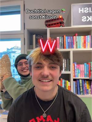 A post by @hugendubelbuchhandlungen on TikTok caption: Wir würden sagen, der Sieg geht an Nada 😂🏆 Inspo @Krätzchen Allert 🚨🐓 #hugendubel #buchhandlung #booktokgermany #fürdich 