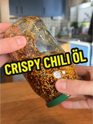 A post by @pascha.tv on TikTok caption: Chili Öl selber machen!  - 3 rote Zwiebeln  - ⁠1 Fuß Knoblauch  - ⁠2-3 Lorbeerblätter - ⁠Chiliflocken - ⁠Paprikapulver - ⁠Zucker - ⁠Salz  - ⁠50g Sesam  - ⁠500ml Olivenöl hoch erhitzbar