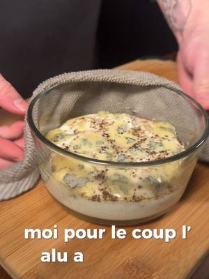 A post by @qistoh on TikTok caption: ŒUF COCOTTE FOURME D’AMBERT 😍 #recette #egg #oeuf #facile #food #chef #cuisine #fromage