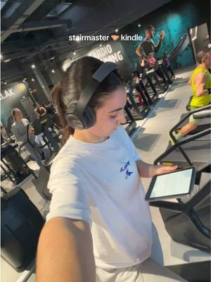 A post by @intzabrit on TikTok caption: no aguantaria ni 5 minutos sin mi kindle😅 #gym #GymTok #gymrat #gymgirlsoftiktok #gymhumor #GymLife 