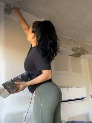 A post by @steffdrywall on TikTok caption: Atraendo miradas 😉💋  #construction #ltinas #usa_tiktok  #drywaller #steff #tape #tools 