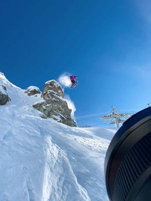 A post by @mathis_dumas on TikTok caption: @Marion Haerty qui s’envoie 🚀 #snowboard #chamonix #ski #WePlayDifferent #freeride 