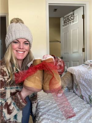 A post by @thelizdean on TikTok caption: RUN, don’t walk… to the @Dearfoams MLK Amazon sale! 🏃‍♀️✨ From genuine suede and Australian shearling to machine-washable comfort, these aren’t just slippers—they’re shoes made for real life! 😍 #sponsored  Perfect for indoor lounging, outdoor adventures, or even as the ultimate cozy gift (trust me, hubby’s pair is already wrapped 😉).  Shop now and snag these amazing deals before February 1st! 🛒  Click the link in my bio to shop the sale now!   #DearfoamsMLKdeal #Sponsored #Dearfoams #MyDearfoams #AmazonFinds