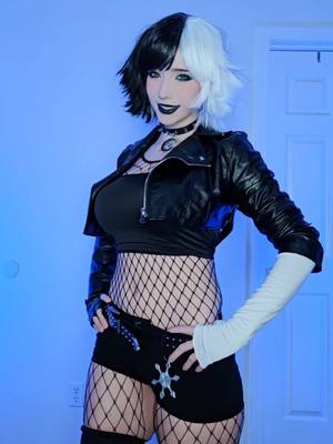 A post by @skyexxsummers on TikTok caption: Goth Luna Snow 🖤 #marvelrivals #lunasnow #lunasnowcosplay #cosplay #alt #fyp 