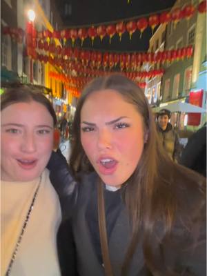 A post by @jelenruizz on TikTok caption: GENTE CON COHONE @patrii🥱 // #chinatown #london #foryou #arcangel 