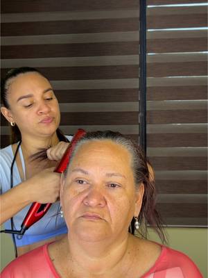 A post by @soto_karla on TikTok caption: #asmrsounds #asmr #peluquera #peluqueria #karlasoto 