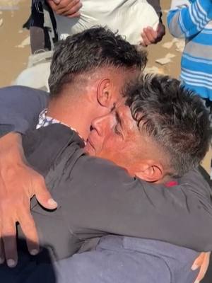 A post by @noticiastelemundo on TikTok caption: Este es el emotivo abrazo de dos gemelos que se rencontraron en #Gaza tras un año separados por la guerra. El palestino Mahmoud Al-Attout se encontró este lunes al norte de Gaza con su hermano Ibrahim que había sido desplazado al sur tras el conflicto. Alrededor de 650,000 personas fueron desplazadas del norte de Gaza durante la guerra, desencadenada por el asalto de #Hamas al sur de #Israel el 7 de octubre de 2023, en el que murieron 1,200 personas y 251 fueron tomadas como rehenes, según los recuentos israelíes. Más de 47,000 palestinos han muerto en el asalto israelí a Gaza, según el Ministerio de Sanidad de Gaza. El acuerdo de alto al fuego y la liberación de los rehenes permitió que una multitud de palestinos regresara a pie a sus hogares. Los que volvieron necesitarán refugio mientras restablecen nuevamente sus vidas.