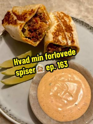 A post by @pissegodmad on TikTok caption: Hvad min forlovede spiser👰🏼‍♀️ | Episode 163 | Opskrift 👇🏻 Crispy Burrito med chipotle mayo🤌🏻 Opskrift 4 personer  Tid: 1 time  Sværhed: nem  Mexi krydret oksekød:  500 g oksekød  250 g hakkede tomater  200 ml oksefond  Salt og peber  Olivenolie  1 spiseske hvidløgspulver  0,5 spiseske chilipulver eller flager  1 teske koriander  1 spiseske røget paprika  2 teske spidskommen  2 teske oregano  1 spsk løgpulver  Chipotle mayo:  200 g mayonnaise 1 spsk creme fraiche  1 lime  1 spsk honning  Salt og peber  1 teske chili pulver  1 spsk sød paprika  Spanske ris:  3 spsk smør 225 g yasmin ris  400 ml kyllinge fond (brug meget gerne fond du chef, købes hos netto)  250 g hakkede tomater  Salt  1 tsk spidskommen  1 tsk løg pulver  1 tsk hvidløgspulver  1 pose Doritos med nacho cheese smag  200 g cremefraiche  200 g cheddarost Start med at svitse oksekødet. Bland krydderiblandingen i, og svits den. Tilsæt oksefond og tomater. Kog det ind i 5 min ved middel varme.  Bland alle ingredienser til chipotle mayonnaise. Pres 1 hel lime i. Smag til med salt. Sæt til side.  Smelt smør på en pande. Tilsæt ris, og lad dem brune let og svitse ved middelvarme. Tilsæt tomater. Bland. Tilsæt krydderier og svits. Tilsæt kyllingefond skrue ned på lav varme og sæt låg på indtil ris er færdige.  Saml burrito med chipotle mayonnaise i bunden. Et salat blad for sprødhed. Ris. Cremefraiche og lidt mere chipotle mayonnaise. Tilsæt knuste doritochips og oksekød.  Fold burrito og nyd den! 🤌🏻❤️  Velbekomme! 😁 #mad #sundmad #aftensmad #aftensmadinspiration #inspiration #fyp #fypp #chefen #hund #kæledyr #pissegodmad #food #opskrifter #nam #viral_video #burrito 