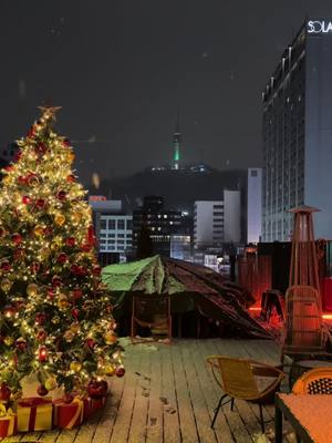 A post by @theroofseoul on TikTok caption: 눈 내리는 밤❄️ The Roof Seoul  #더루프서울 #theroofseoul #더루프까사 #theroofcasaseoul #명동 #myeongdong #명동바 #rooftop 