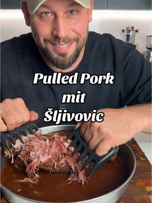 A post by @kiki_ajmo on TikTok caption: Mein erstes Mal Pulled Pork Ich habe ein paar Fehler gemacht, aber das gehört dazu: 	1.	Ich hätte es stärker räuchern können. 	2.	Die Temperatur direkt am Rost messen sollen. 	3.	Es ein bisschen länger garen lassen – trotz 91 Grad Kerntemperatur war es noch nicht ganz fertig. Ich habe das Fleisch mit meiner eigenen Gewürzmischung eingerieben – ohne Senf. Manche schwören auf Senf, aber ich finde, dass die Gewürze auch ohne Senf gut haften, und ich wollte keine Senfnote im Geschmack haben. Danach habe ich es auf den Grill gepackt, mit Wasser und Apfelstücken. Apfelsaft würde hier übrigens auch gut funktionieren. Ich habe das Fleisch etwa 3 Stunden bei 100–110 Grad geräuchert – leider etwas zu leicht. Anschließend habe ich es glasiert (BBQ-Sauce bietet sich an), aber ich habe mir selbst etwas zusammen gemischt. Danach habe ich es in Butcher Paper eingeschlagen und bei 150 Grad weitere 4,5 Stunden gegart, bis es eine Kerntemperatur von 91 Grad erreicht hat. Beim nächsten Mal werde ich mich aber mehr auf mein Gefühl verlassen, da es definitiv noch ein bisschen länger gebraucht hätte. Zum Schluss habe ich das Fleisch in einer Box ruhen lassen, damit es entspannen kann. Fazit: Es war saftig und lecker, aber ich weiß, dass es noch saftiger sein könnte und vor allem leichter zerfallen sollte. PS: Aus den Resten mache ich eine Pita. 😅