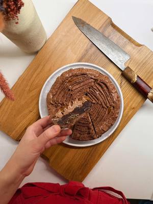 A post by @cooker.girl on TikTok caption: CROSTATA SACHER 🍫 Il mondo si divide in chi ama la crostata e chi vota per le torte morbide. Io non saprei scegliere quindi ecco una versione che le combina entrambe 🥹 Una frolla friabilissima, farcita con un irresistibile brownie incastonato di confettura e albicocche, una namelaka al cioccolato per perdere definitivamente la testa 🤭 Nei dolci soprattutto ciò che fa la differenza sono i dettagli: per la frolla perfetta io ho usato @farinapetra 7250, una farina debole specifica per tutte le preparazioni dolci che richiedono una consistenza friabile e soffice Insieme a @farinapetra abbiamo deciso di farvi un piccolo regalo per aiutarvi a rifare questa torta magnifica a casa. . Se utilizzare il codice COOKER4 avrete uno sconto del 10% sulla farina 7250 (valido per qualsiasi formato) e anche la spedizione gratuita!  Vi lascio le dosi per provarla qui sotto, la ricetta completa è sul mio blog www.cookergirl.com❤️ INGREDIENTI PER LA CREMA NAMELAKA 400 ml di panna fresca 200 ml di latte 250 gr di cioccolato fondente 1 cucchiaino di miele 5 gr di gelatina PER LA FROLLA 180 gr di farina 125 gr di burro morbido 70 gr di zucchero 1 uovo 20 gr di cacao Un pizzico di sale PER IL BROWNIE 125 gr di cioccolato fondente 80 gr di burro 30 ml di olio di semi 50 gr di farina 60 gr di zucchero 50 gr di gocce di cioccolato 40 gr di albicocche secche 2 uova 100 g di confettura di albicocche #adv #farinapetra #dilloconpetra #dovelafarinadiventaarte