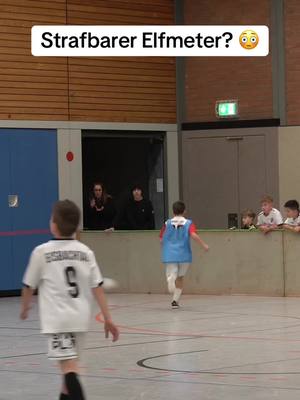 A post by @quallexd001 on TikTok caption: Was sagt ihr? 👀 #qualle👑 #fyp #fussballer #hallenfussball #hallenturnier #kinderfussball #jugendfussball #elfmeter #foulspiel #schiedsrichter #skills #dribblingskills #goals #toor #eintrachtfrankfurt #frankfurt #nlz 