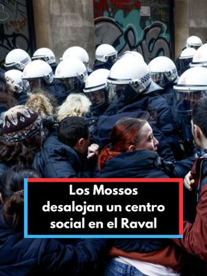 A post by @rtvenoticias on TikTok caption: 🔸 Los Mossos desalojan en el Raval el centro social de la antigua escuela Massana, ocupado desde hace 5 años. Hay 19 antidisturbios heridos leves y también 30 manifestantes. El edificio se empleaba como espacio de actividades de varias entidades, que han tildado el desalojo como "ilegal".  #noticiastiktok #news #noticias #mossos #massana #desalojo