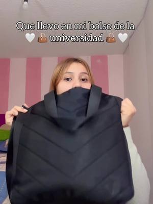 A post by @diansach on TikTok caption: Mi bolso de la universidad 🌸🤍 #quehayenmibolso #universidad #girls 