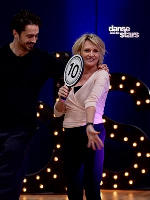 A post by @dals_tf1 on TikTok caption: Sophie Davant et son partenaire Nicolas Archambault vous attendent dans 1️⃣0️⃣ Jours sur le parquet de #DALS 💃🕺 RDV Vendredi 7 Février sur TF1 et TF1+ pour la nouvelle saison de Danse Avec Les Stars 🪩 #DALS #DanseAvecLesStars #SophieDavant #NicolasArchambault #OnRegardeQuoi