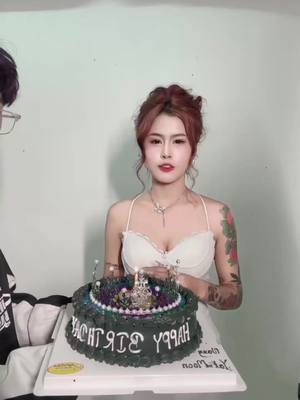 A post by @bae8bae on TikTok caption: Happy birthday to me#happybirthday #ရတီမွန်း #မြင်ပါများပီးချစ်ကျွမ်းဝင်အောင်လို့🤒🖤 