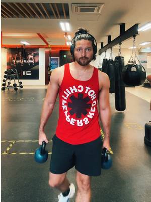 A post by @edvilard on TikTok caption: Así suena cuando llego a tu vida bebecita! #uff #gym #gymtok #rhcp #musica 