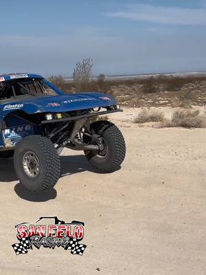 A post by @san_felo_racing_ on TikTok caption: Dan Chamlee comiendo unos whoops en su clase 7 en la pasada Desert Mayhem  #sanfeloracing #carreras #eljefe 