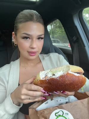 A post by @xeniahelenaa on TikTok caption: First date eating @biodoener 👀 #fy #döner #mukbang #asmr #asmrsounds #asmrfood #asmrtiktoks 